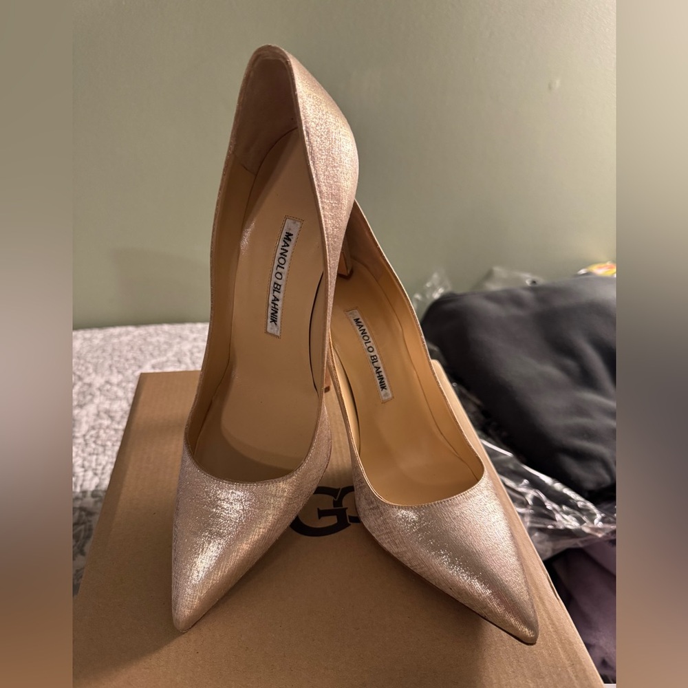 Manolo blahnik gold stiletto pumps